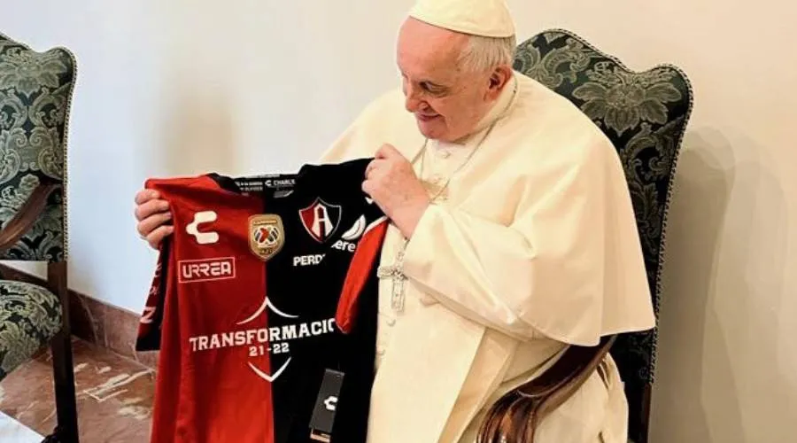 Papa Francisco sostiene la camiseta del Atlas F.C., en una foto difundida hace poco más de un mes. Crédito: Twitter de @AtlasFC.?w=200&h=150