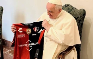 Papa Francisco sostiene la camiseta del Atlas F.C., en una foto difundida hace poco mu00e1s de un mes. Cru00e9dito: Twitter de @AtlasFC. 