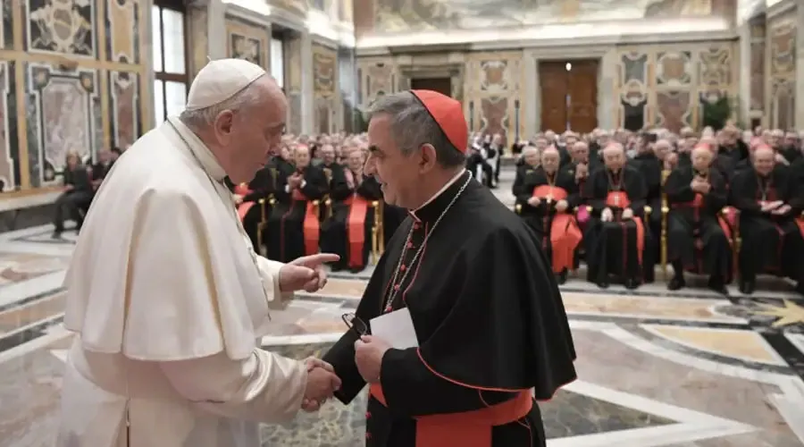 El Papa Francisco y el Cardenal Becciu en el Vaticano. Crédito: Vatican Media?w=200&h=150