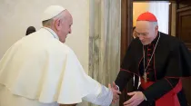 Cardenal Carlos Aguiar saluda al Papa Francisco en el Vaticano. Foto: Vatican Media / ACI Prensa.