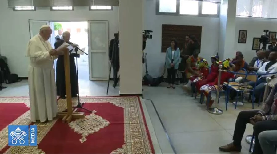 Papa Francisco en encuentro con migrantes en sede de Cáritas en Marruecos. Foto: Captura de video / Vatican Media.?w=200&h=150