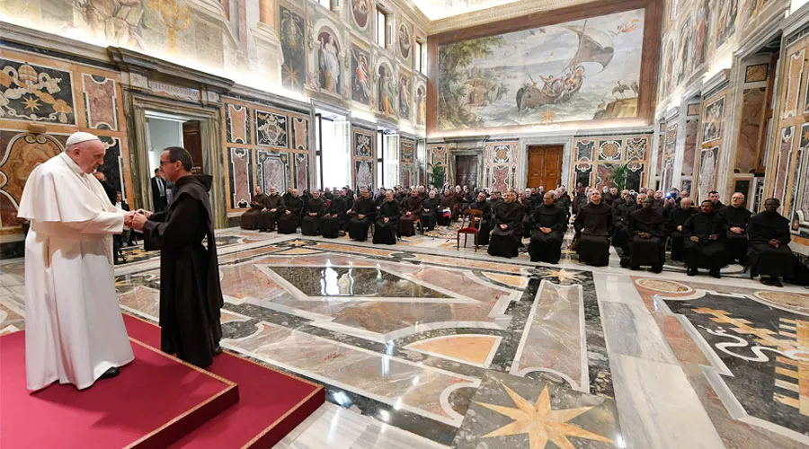 El Papa Francisco durante la audiencia a los Carmelitas. Foto: Vatican Media