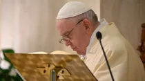 El Papa celebra la Misa en Santa Marta. Foto: Vatican Media