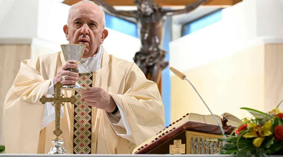 Papa Francisco celebra la Misa en Casa Santa Marta. Foto: Vatican Media