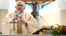 El Papa celebra la Misa en Casa Santa Marta. Foto: Vatican Media