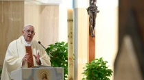El Papa Francisco celebra la Misa en Santa Marta. Foto: Vatican Media