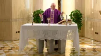 El Papa durante la celebración de la Misa en Casa Santa Marta. Foto: Vatican Media