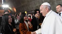 El Papa saluda a los jóvenes en la Catedral de Tokyo. Foto: Vatican Media