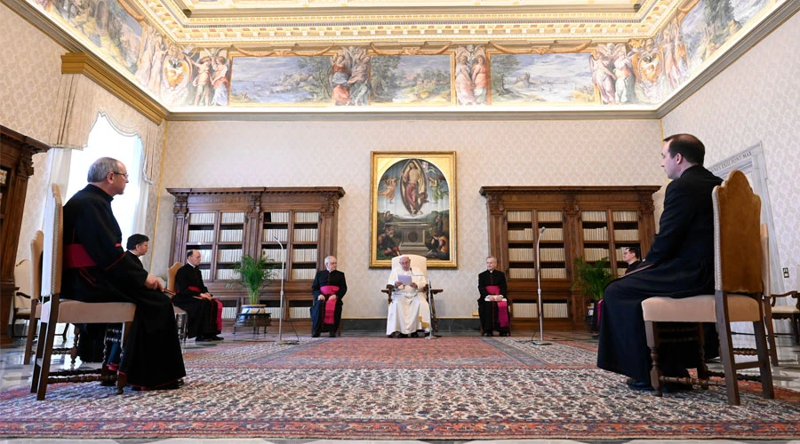 El Papa durante la Audiencia General en el Palacio Apostólico. Foto: Vatican Media?w=200&h=150