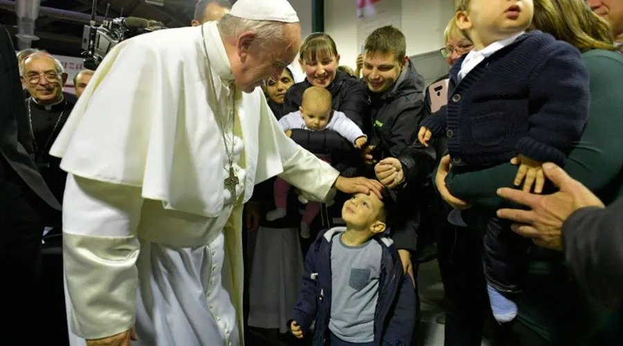 El Papa salió del Vaticano para vivir por un momento en la “Ciudadela de la Caridad”