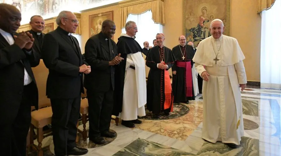 El Papa Francisco con los miembros de la Comisión Teológica Internacional. Crédito: Vatican Media