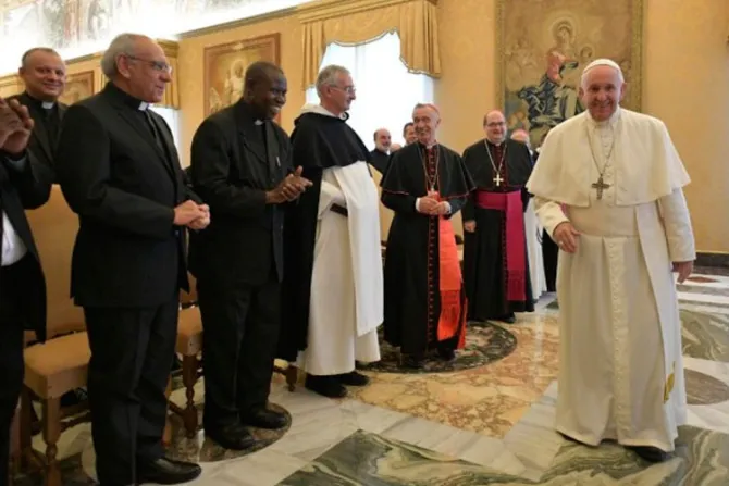 “La teología nace y crece de rodillas”, recuerda el Papa Francisco