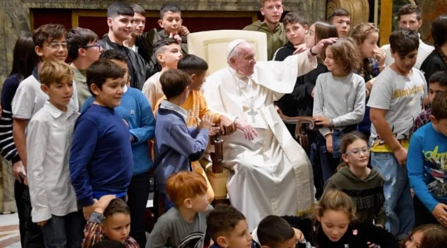El Papa Francisco con niños y miembros de la "Comunidad Frontera". Crédito: Vatican Media.?w=200&h=150