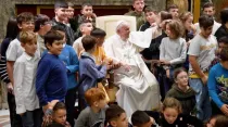 El Papa Francisco con niños y miembros de la "Comunidad Frontera". Crédito: Vatican Media.