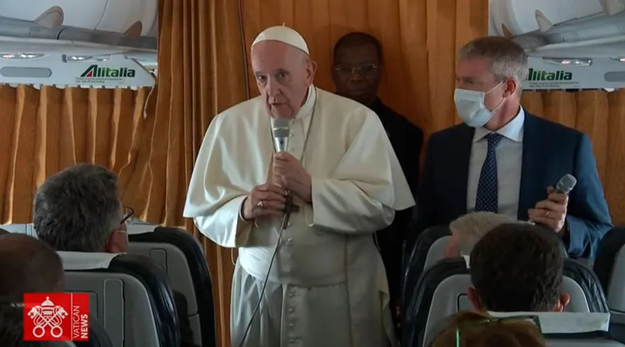 El Papa Francisco responde a una pregunta de la prensa. Foto: Vatican Media / Captura de pantalla