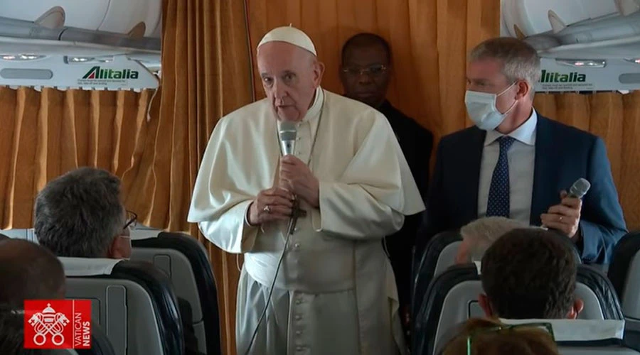 El Papa Francisco responde a una pregunta de la prensa. Foto: Vatican Media / Captura de pantalla?w=200&h=150