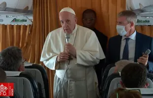 El Papa Francisco responde a una pregunta de la prensa. Foto: Vatican Media / Captura de pantalla 