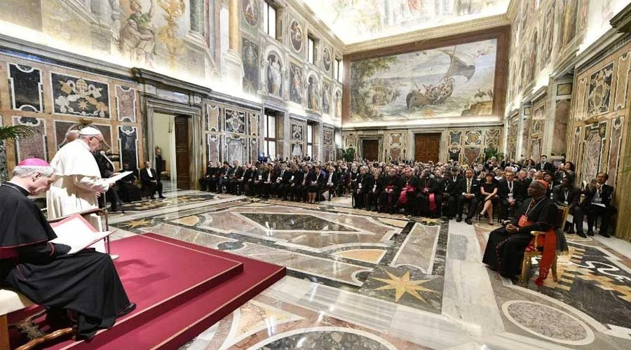 Papa Francisco con participantes del Conferencia Internacional “Drogas y adicciones: un obstáculo para el desarrollo humano integral”. Foto: Vatican Media.?w=200&h=150