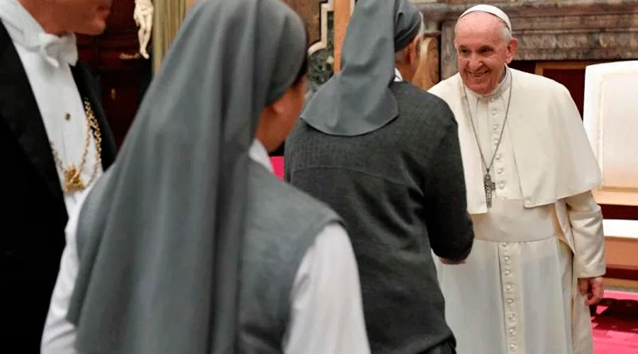 El Papa Francisco saluda a las consagradas durante la Audiencia. Foto: Vatican Media?w=200&h=150