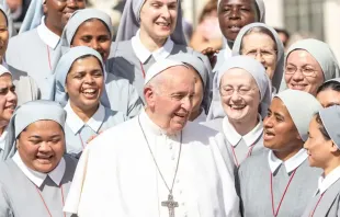 El Papa con un grupo de religiosas en una imagen de archivo. Foto: Daniel Ibáñez / ACI Prensa 