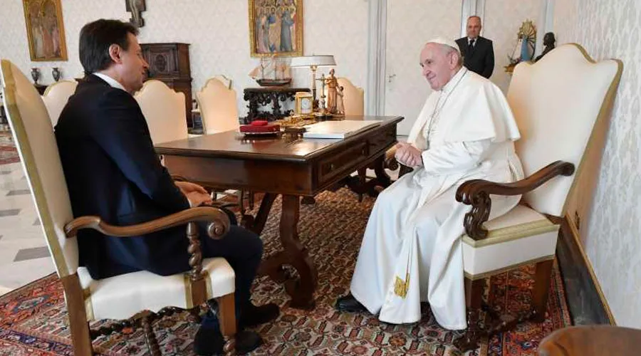 El primer ministro italiano Giuseppe Conte con el Papa Francisco. Crédito: Vatican Media