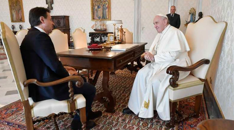 El primer ministro italiano Giuseppe Conte con el Papa Francisco. Crédito: Vatican Media?w=200&h=150