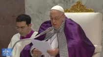 El Papa Francisco pronuncia la homilía de la Misa de Miércoles de Ceniza en la Basílica Santa Sabina en Roma. Crédito: Captura Youtube Vatican Media
