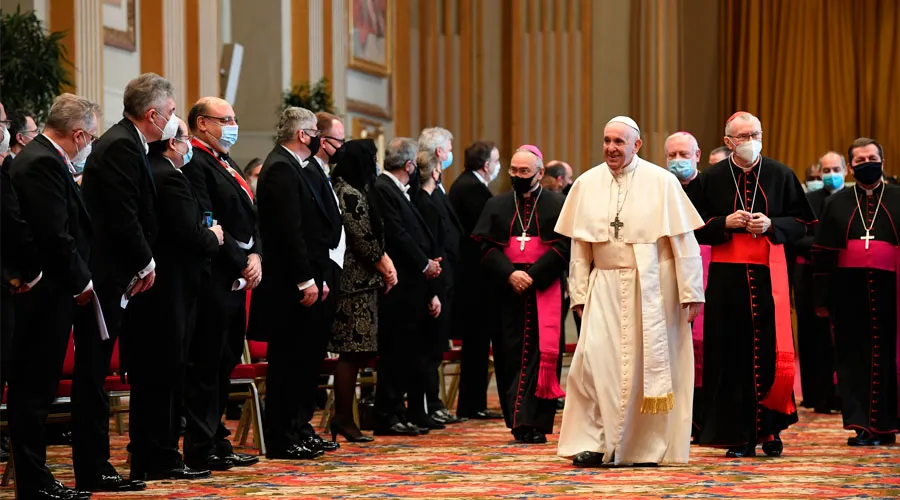 El Papa Francisco saluda a los embajadores acreditados ante la Santa Sede. Foto: Vatican Media