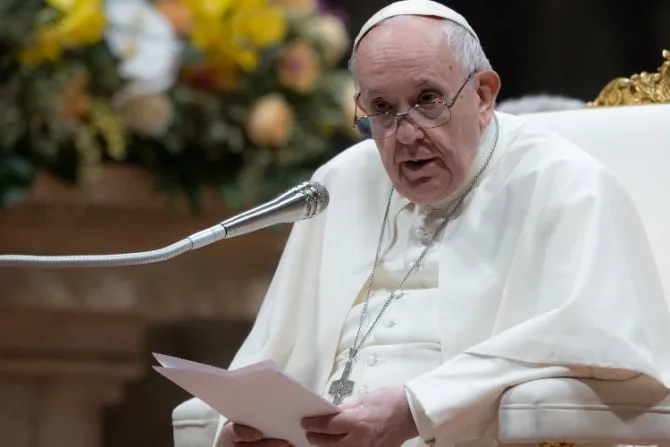 Vigilia Pascual: El Papa asegura que la luz de Dios “brilla en las tinieblas del mundo”