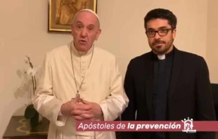 Papa Francisco y P. Daniel Portillo. Cru00e9dito: Captura de video / CEPROME. 
