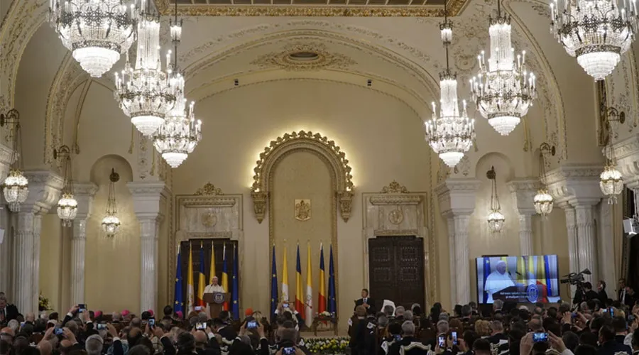 Las autoridades rumanas escuchan el discurso del Papa. Foto: Andrea Gagliarducci / ACI Prensa