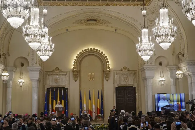 El Papa afirma ante las autoridades rumanas que “la Iglesia católica no es extranjera”
