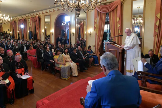 El Papa pide en Mauricio no caer en la tentación de un modelo económico idólatra