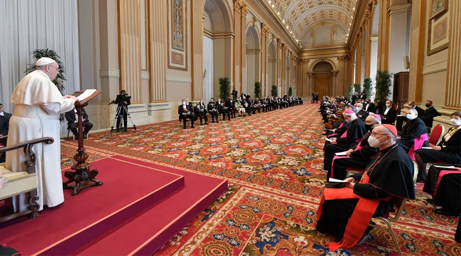 El Papa habla ante el Cuerpo Diplomático. Foto: Vatican Media?w=200&h=150