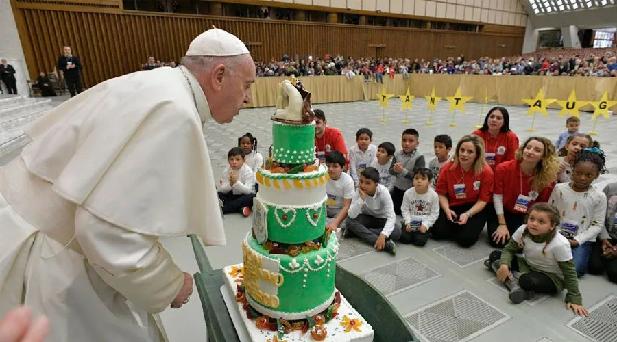 El Papa Francisco con los niños. Foto: Daniel Ibáñez / ACI Prensa