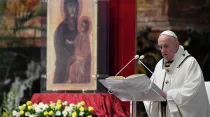 Papa Francisco celebra la Misa en Domingo de Resurrección en la Basílica de San Pedro. Crédito: Vatican Media.