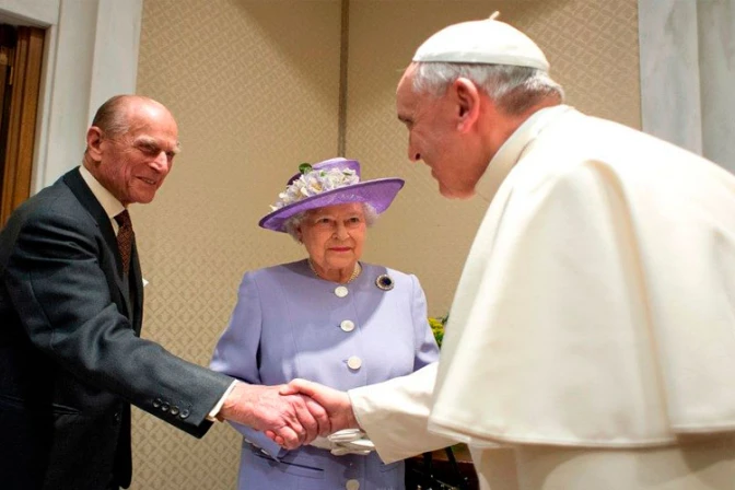 Fallece el príncipe Felipe de Inglaterra, quien se encontró con cuatro Papas