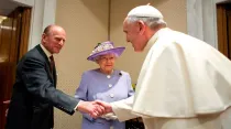El Papa saluda al duque de Edimburgo en presencia de la reina de Inglaterra. Foto: Vatican Media