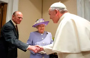 El Papa saluda al duque de Edimburgo en presencia de la reina de Inglaterra. Foto: Vatican Media 