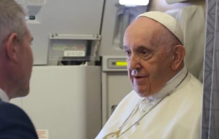 El Papa Francisco en vuelo de regreso de Kazajistu00e1n a Roma. Cru00e9dito: Rudolf Gehrig / ACI Prensa. 