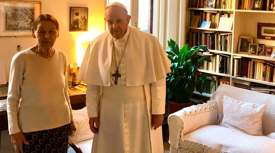 El Papa junto a Edith Bruck en una imagen de archivo. Foto: Vatican Media