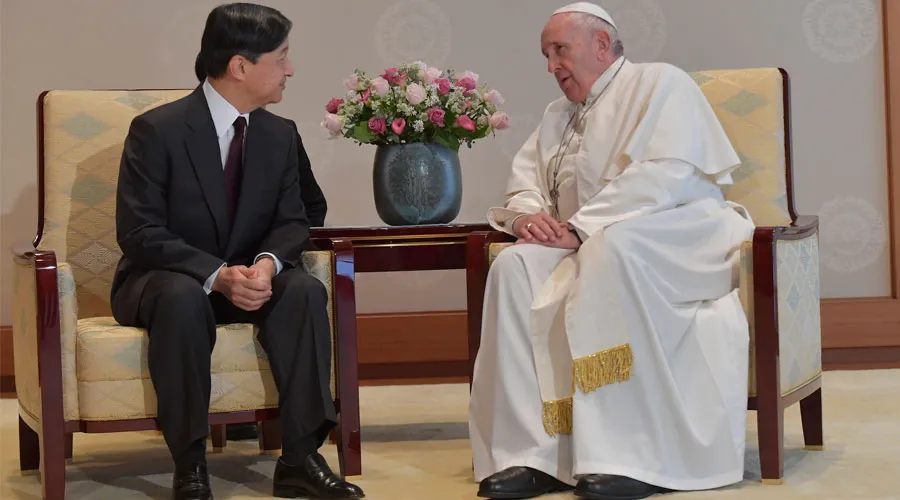 El Papa conversa con el emperador Naruhito. Foto: Vatican Media?w=200&h=150