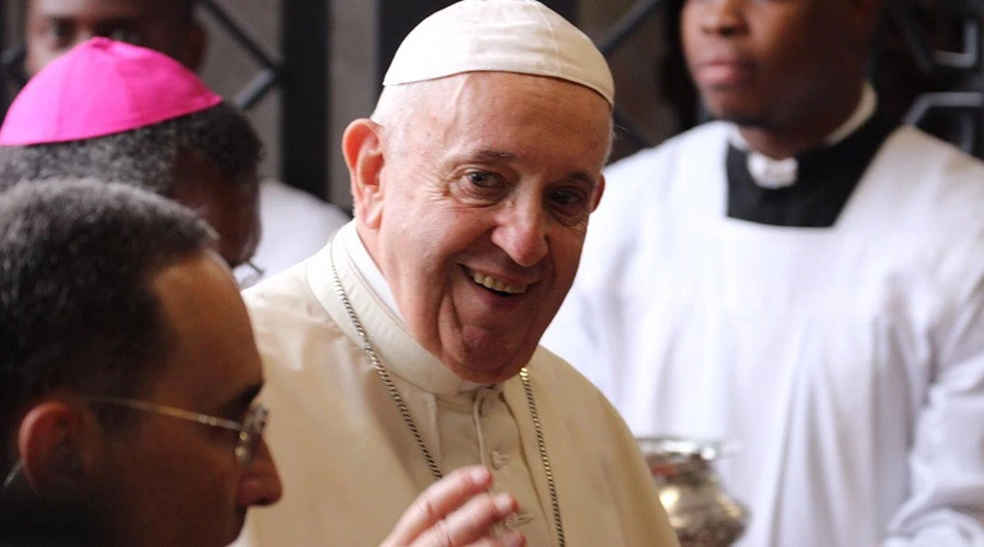 El Papa Francisco a su llegada a la Catedral de la Inmaculada. Foto: Edward Pentin / ACI Prensa