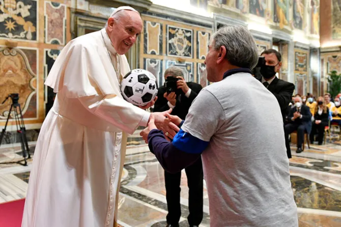 El Papa a participantes en partido de fútbol solidario: “Dadle una patada a la exclusión”