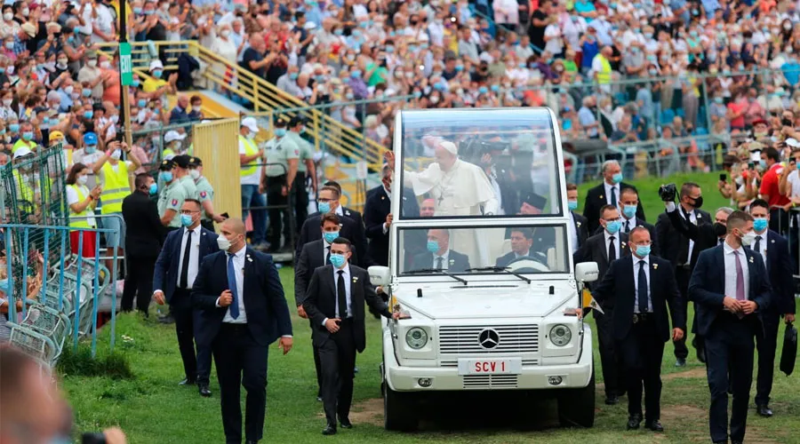 El Papa Francisco a su llegada al Estadio Lokomotiva. Foto: Andrea Gagliarducci / ACI Prensa