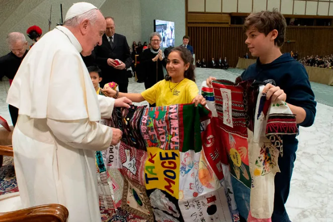 El Papa pide a los jóvenes evitar el espejismo de poder sustituir la creación de Dios