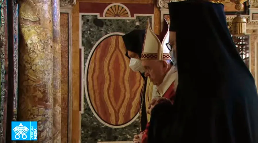 El Papa y los enviados de la Sede de Constantinopla rezan juntos en la tumba de San Pedro. Foto: Youtube