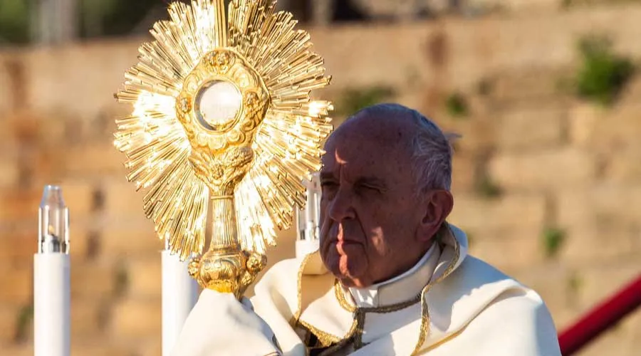 Papa Francisco da la bendición Eucarística en Solemnidad del Corpus Christi 2019. Crédito: Daniel Ibáñez / ACI.