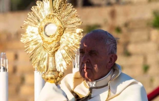 Papa Francisco sostiene una custodia con la Eucaristía. Crédito: Daniel Ibáñez / EWTN News null