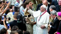 Papa Francisco en encuentro con jóvenes scouts en el aula Pablo VI este 3 de agosto. Crédito: Daniel Ibáñez / ACI. 